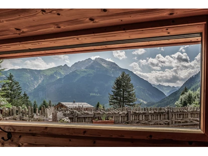 Hüttendorf - Schröcken - Bergblick aus der Sauna im Liebes-Chalet - Benglerwald Berg Chaletdorf