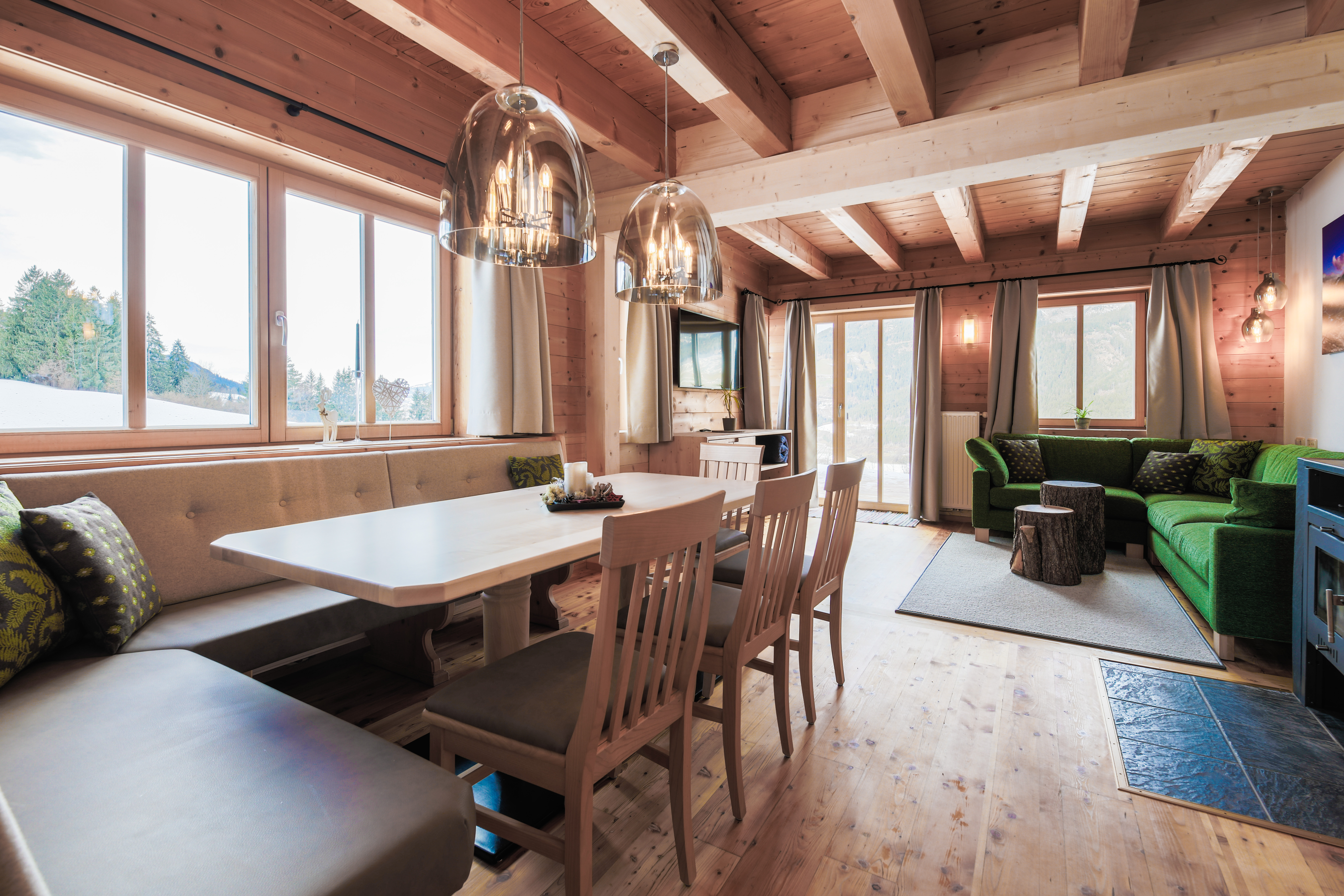 Hüttendorf - Frühstück: Frühstückservice - Region Zell am See - Wohnzimmer in einem der Genuss-Chalets mit direktem Ausgang auf die private Aussichtsterrasse - Oberreit ****