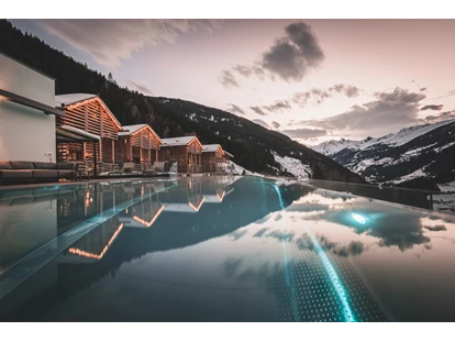 Hüttendorf - Schröcken - Sommer wie Winter traumhafte Momente genießen in unserem beheizten Infinitypool - Boutique Hotel und Chalets Bergwiesenglück