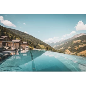Chalet: Traumhafter Ausblick von unserem Infinity Pool. - Boutique Hotel und Chalets Bergwiesenglück