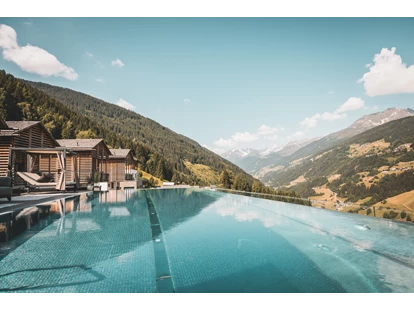 Hüttendorf - Schröcken - Traumhafter Ausblick von unserem Infinity Pool. - Boutique Hotel und Chalets Bergwiesenglück