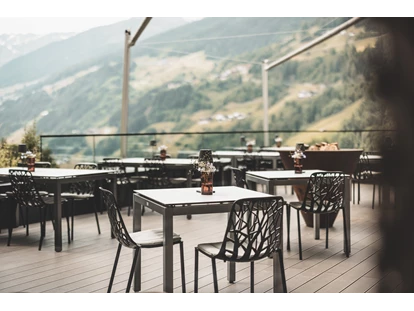 Hüttendorf - Schröcken - Unsere Sonnenterrasse mit traumhaften Ausblick auf die umliegende Berglandschaft. - Boutique Hotel und Chalets Bergwiesenglück
