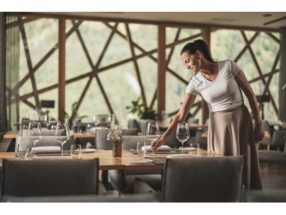 Hüttendorf - Schröcken - Genießt Euer Frühstück und Abendessen in unserem traditionellen Restaurant Hermanns kitchen. - Boutique Hotel und Chalets Bergwiesenglück