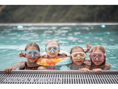 Hüttendorf - Schröcken - Erholung am Pool auch für die Kleinstein - Boutique Hotel und Chalets Bergwiesenglück