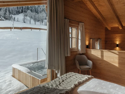 Hüttendorf - Fügenberg - Schlafzimmer mit Ausblick zum privaten Whirlpool - Hygna Chalets