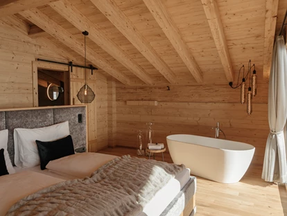 Hüttendorf - Fügenberg - Schlafzimmer mit Badewanne - Hygna Chalets