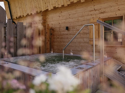 Hüttendorf - Fügenberg - Whirlpool auf den Terrassen des Wiesen Spa Chalets - Hygna Chalets