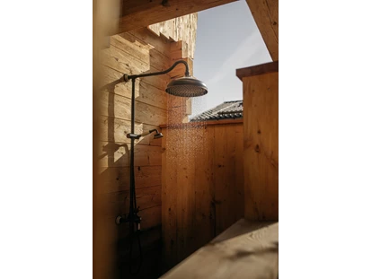 Hüttendorf - Fügenberg - Regendusche im Außenbereich der Wiesen Chalets, Wiesen Spa Chalets und Wald Chalets - Hygna Chalets