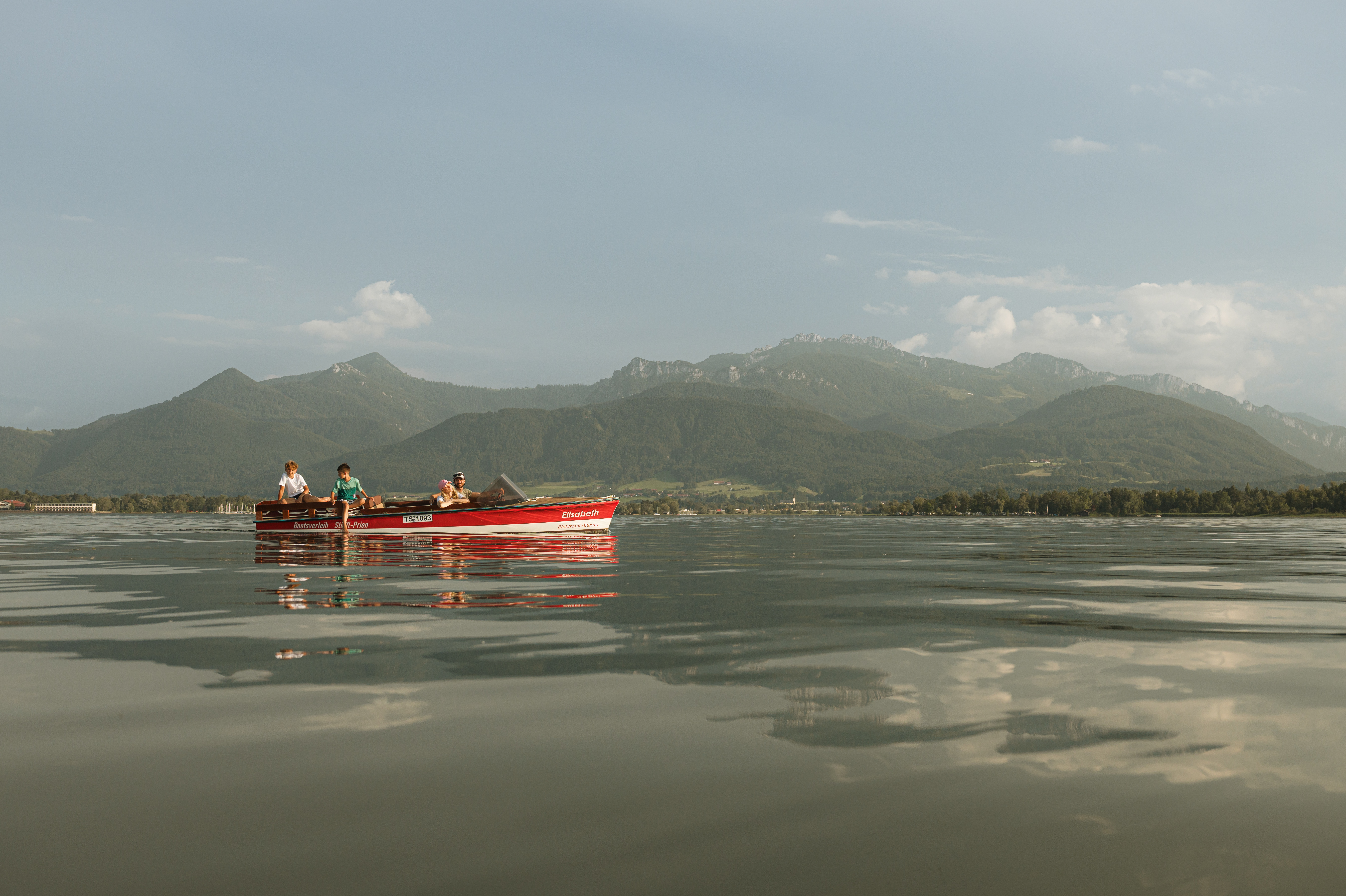 Agrad Chalets Ausflugsziele Elektroboot fahren auf dem Chiemsee