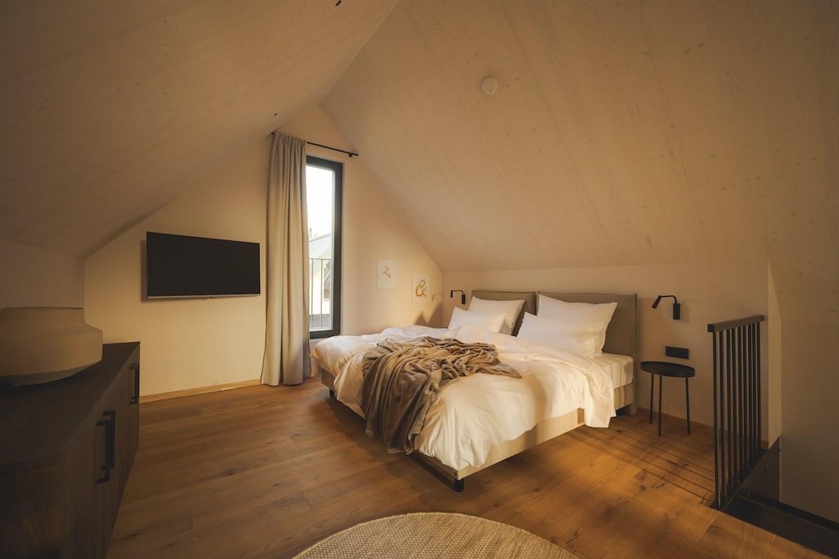Agrad Chalets Hütten im Detail Schlafzimmer Dachgeschoss 