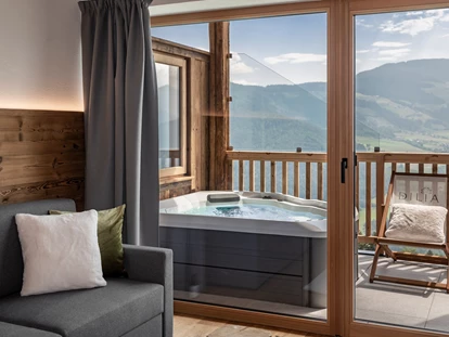 Hüttendorf - Whirlpool: beim Chalet - Whirlpool - Dilia Dolomites
