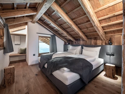 Hüttendorf - Whirlpool: beim Chalet - Schlafzimmer Chalet - Dilia Dolomites