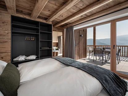 Hüttendorf - Whirlpool: beim Chalet - Schlafzimmer Chalet - Dilia Dolomites