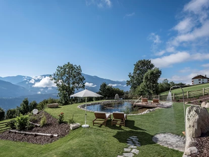 Hüttendorf - Whirlpool: beim Chalet - Naturbadeteich - Dilia Dolomites