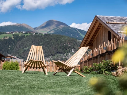 Hüttendorf - Whirlpool: beim Chalet - Ausblick Ferienregion Gitschberg - Dilia Dolomites
