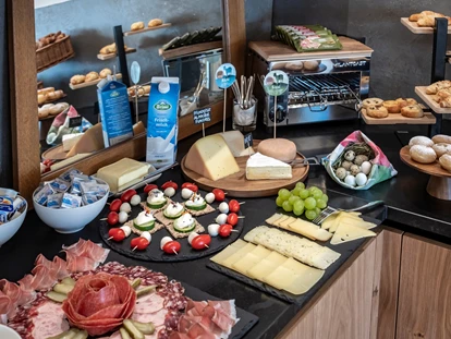 Hüttendorf - Whirlpool: beim Chalet - Frühstücksbuffet - Dilia Dolomites