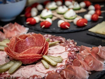 Hüttendorf - Whirlpool: beim Chalet - Frühstücksbuffet - Dilia Dolomites