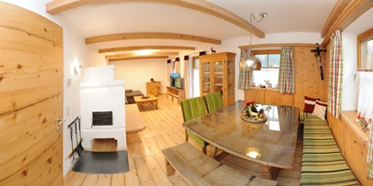 Hüttendorf - Chaletgröße: 4 - 6 Personen - Pinzgau - Chalet Glemmtal - Haus Dorfblick Wohnzimmer mit Kachelofen - Chalet Glemmtal