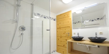 Hüttendorf - Chaletgröße: 4 - 6 Personen - Pinzgau - Chalet Glemmtal - Haus Dorfblick Badezimmer 1. OG - Chalet Glemmtal