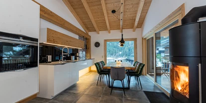 Hüttendorf - Chaletgröße: 4 - 6 Personen - Pinzgau - Chalet Glemmtal - Haus Bergblick Wohnraum Küche Kaminofen - Chalet Glemmtal