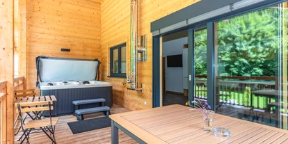 Hüttendorf - Chaletgröße: 4 - 6 Personen - Pinzgau - Chalet Glemmtal - Haus Bergblick Terrasse mit Whirlpool - Chalet Glemmtal