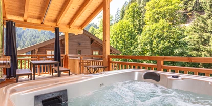 Hüttendorf - Chaletgröße: 4 - 6 Personen - Pinzgau - Chalet Glemmtal - Haus Bergblick Terrasse mit Whirlpool - Chalet Glemmtal