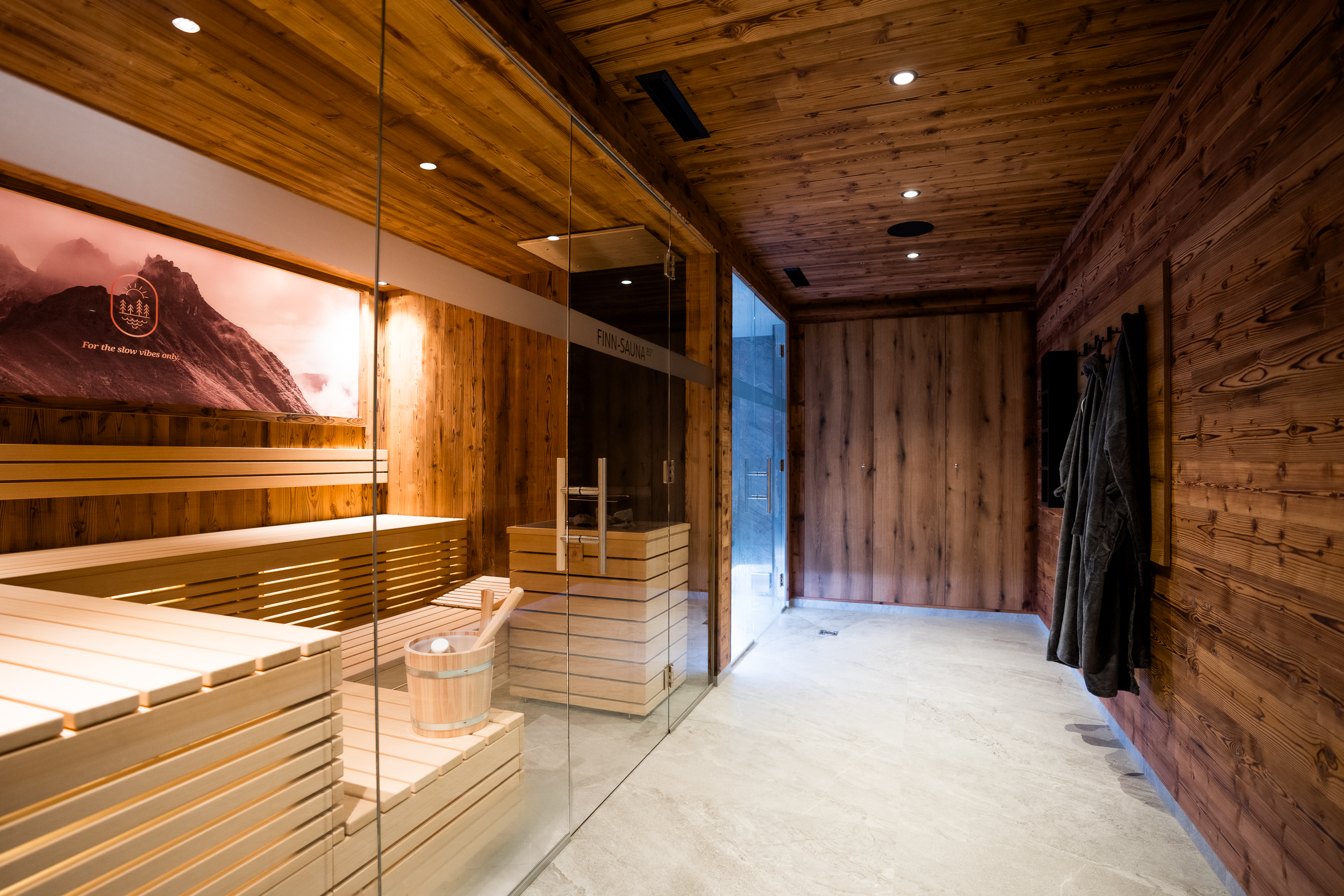 Chalet: Wellnessbereich – Entspannung auf 100 m²

Genießen Sie pure Erholung in unserem großzügigen 100 m² großen Wellnessbereich. Eine Finnische Sauna, ein wohltuendes Dampfbad, entspannende Infrarot-Sitzplätze und ein erfrischendes Kältebecken sorgen für ein rundum gelungenes Wellnesserlebnis. Anschließend laden der gemütliche Ruheraum und ein besonderes Heubett zum Entspannen und Abschalten ein.

Wärme. Ruhe. Erholung. – Ihre persönliche Auszeit vom Alltag. - Slow Fine Chalets - Neustift im Stubaital - Innen, Wellness | Entspannen