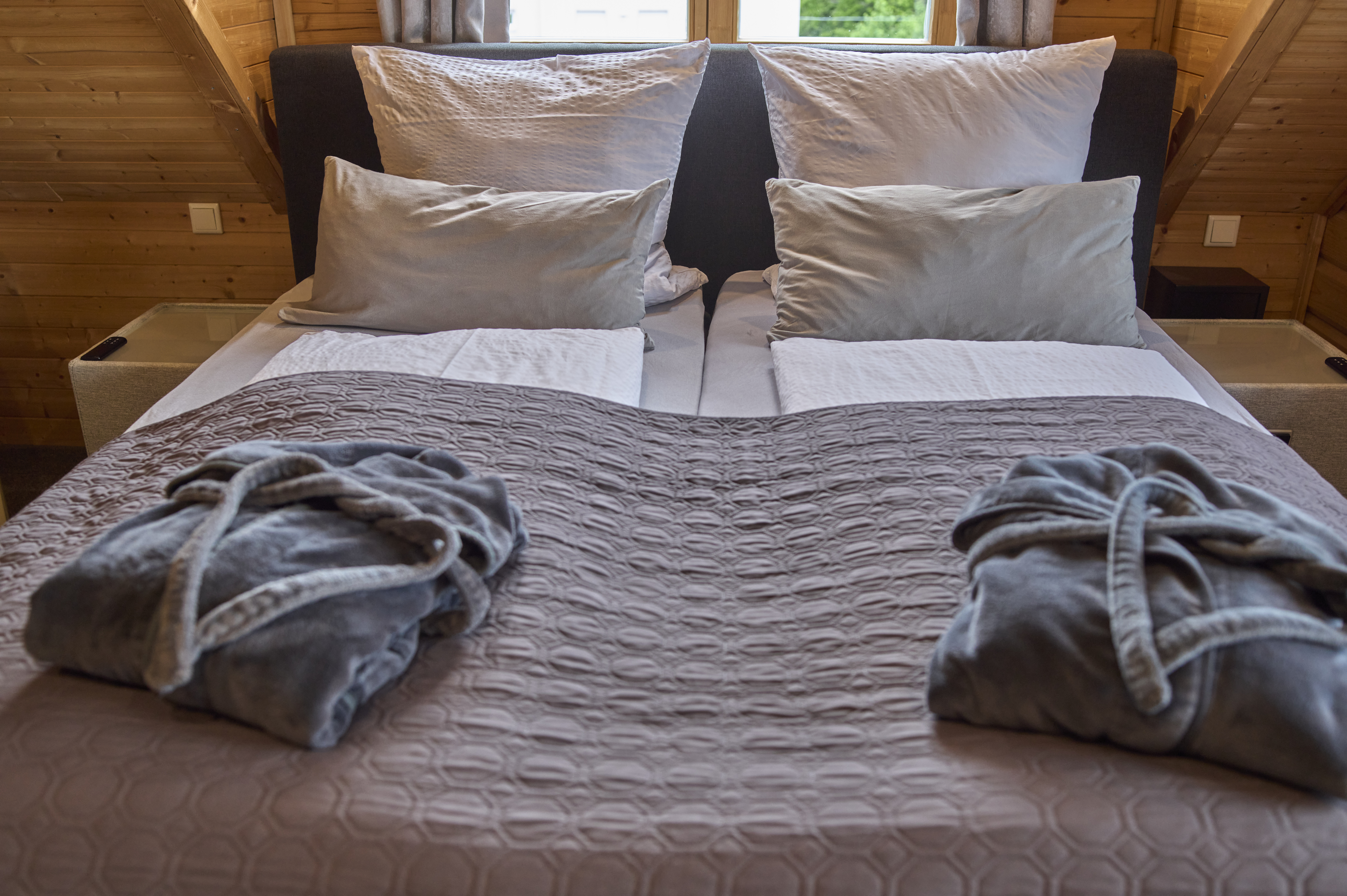 Chalet: elektrisch verstellbare Boxspringbetten für erholsamen Schlafkomfort - Chalets zum Latschen mit Frühstücksservice