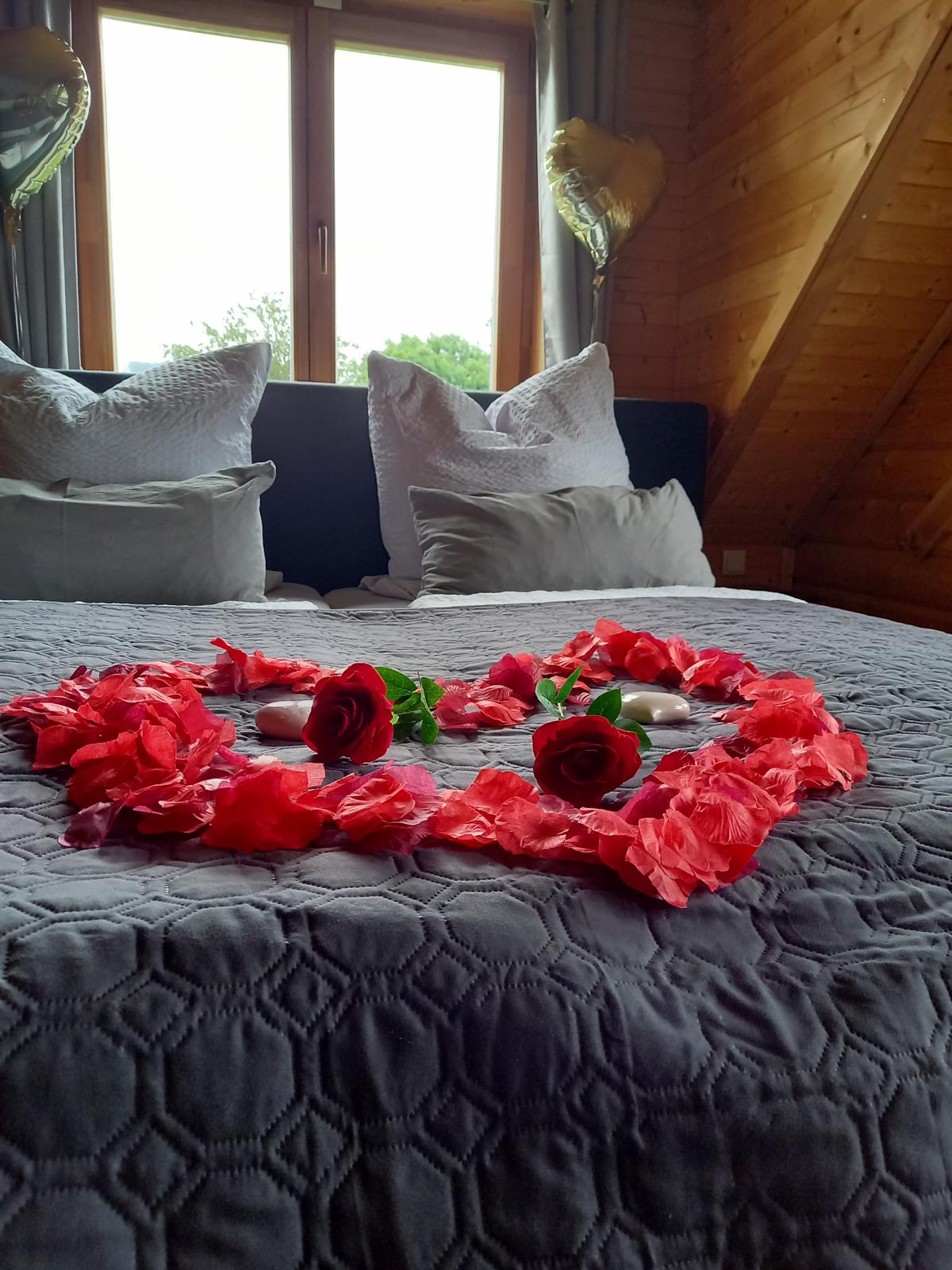 Chalet: Bei besonderen Anlässen wird das Chalet auf Wunsch für Sie dekoriert - Chalets zum Latschen mit Frühstücksservice