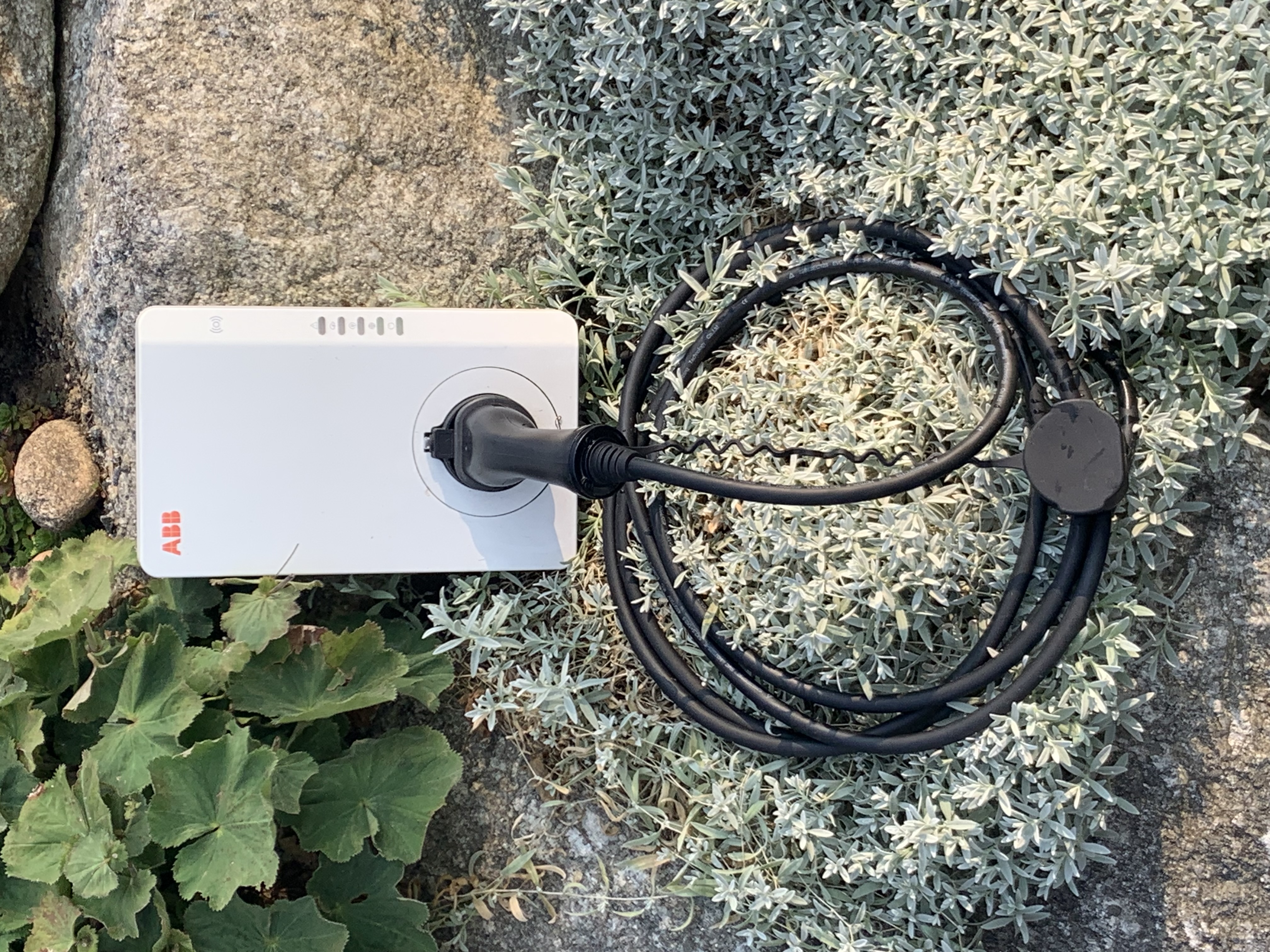 Chalet: Die E-Ladesäule zum Aufladen der Elektroautos steht den Gästen kostenlos zur Verfügung - Chalets zum Latschen mit Frühstücksservice