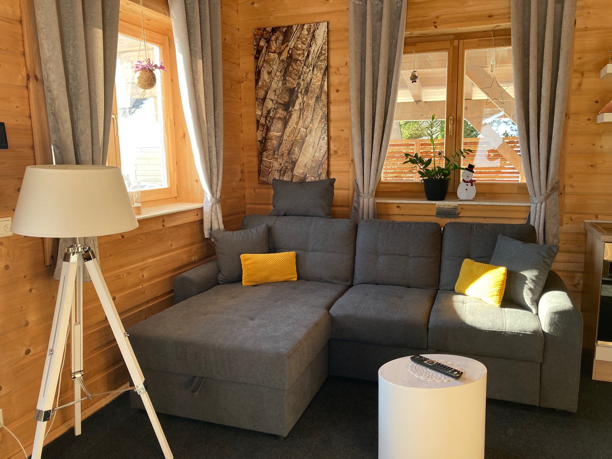 Chalet: Wohnbereich mit gemütlicher (ausziehbarer) Couch - Chalets zum Latschen mit Frühstücksservice