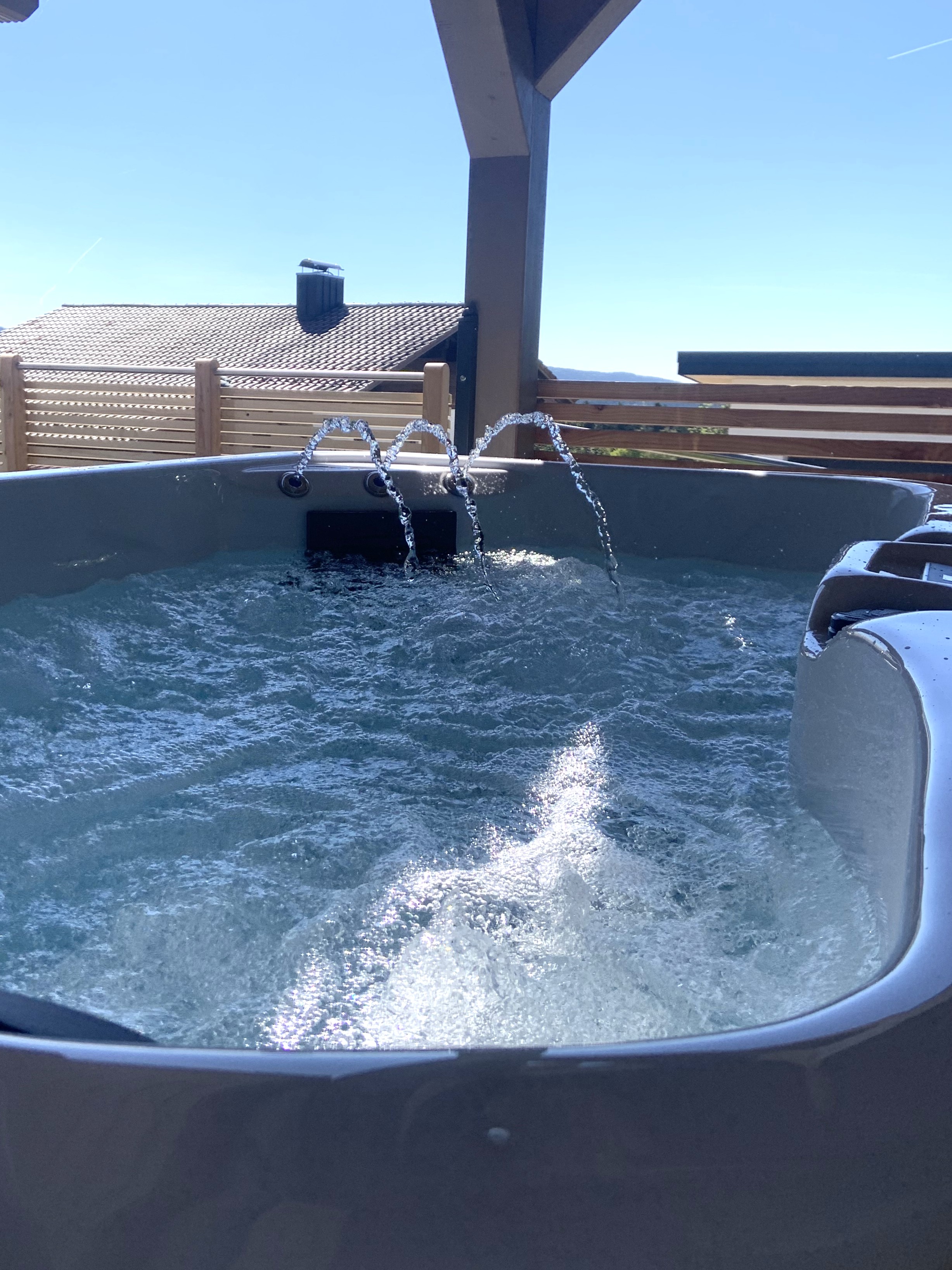 Chalet: Jedes Chalet hat seinen eigenen Whirlpool, der zum Entspannen und Erholen einlädt - Chalets zum Latschen mit Frühstücksservice