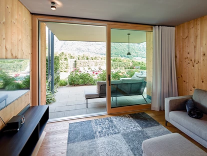 Hüttendorf - Pfunds - Wohnraum mit Blick in den Garten - Cirna Gentle Luxury Lodges