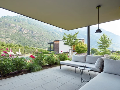 Hüttendorf - Pfunds - Terrasse Golden Lodge mit Poolblick - Cirna Gentle Luxury Lodges