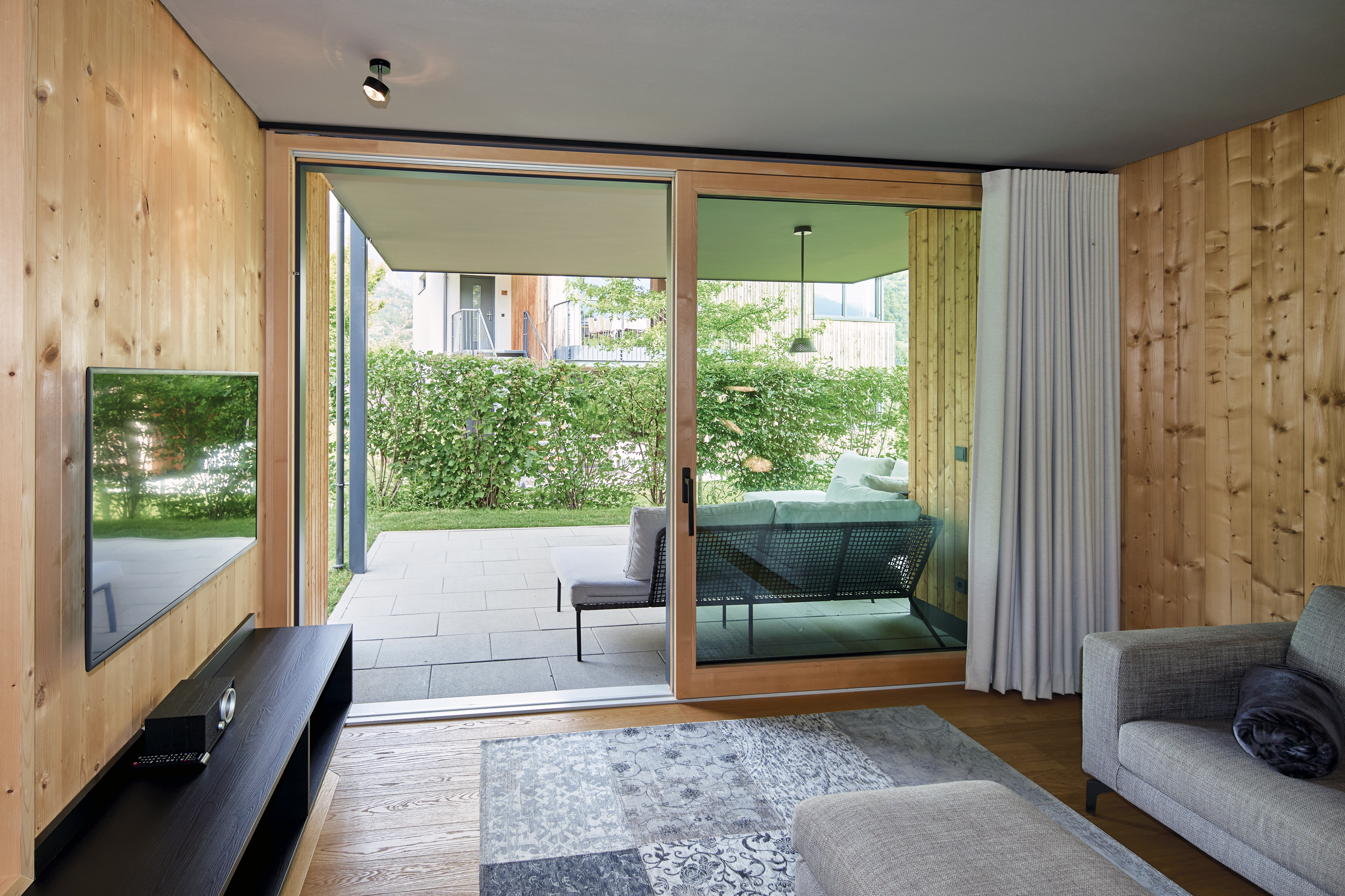 Chalet: Wohnraum mit Blick auf die Terrasse - Cirna Gentle Luxury Lodges - Innen