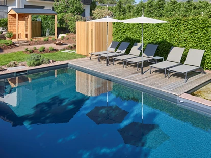 Hüttendorf - Pfunds - Naturpool mit Blick auf Außensauna - Cirna Gentle Luxury Lodges