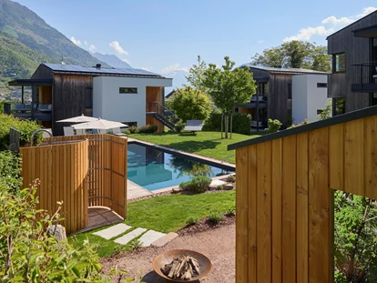 Hüttendorf - Pfunds - Blick auf den Pool und Lodges - Cirna Gentle Luxury Lodges