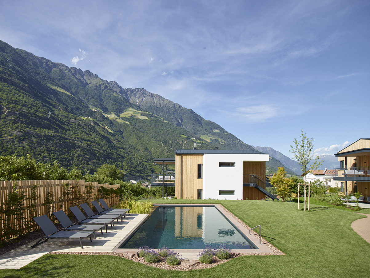 Hüttendorf - Frühstück: Frühstückservice - Naturpool mit Blick auf Loft Lodge - Cirna Gentle Luxury Lodges