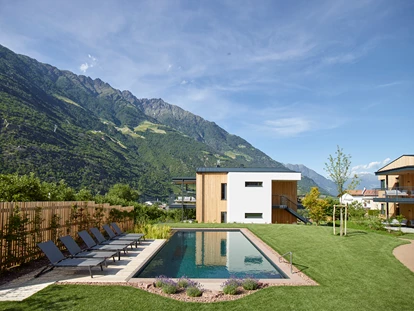 Hüttendorf - Pfunds - Naturpool mit Blick auf Loft Lodge - Cirna Gentle Luxury Lodges