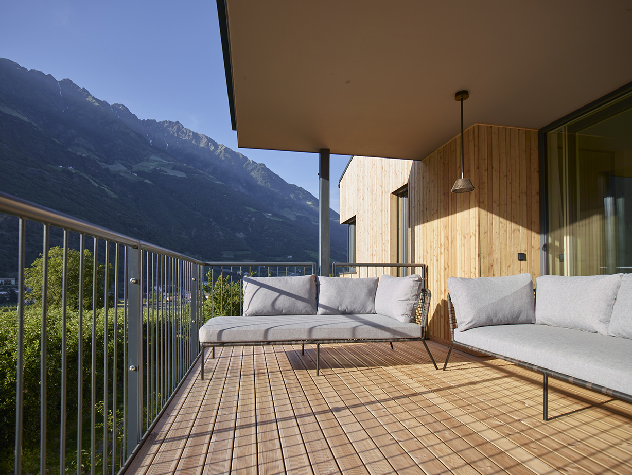 Hüttendorf - Frühstück: Frühstückservice - Terrasse mit Lounge Möbel im OG - Cirna Gentle Luxury Lodges