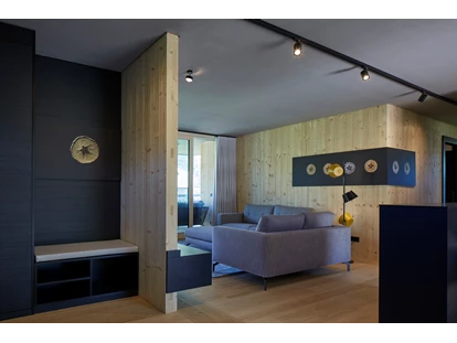 Hüttendorf - Pfunds - Wohnraum mit Couch - Cirna Gentle Luxury Lodges
