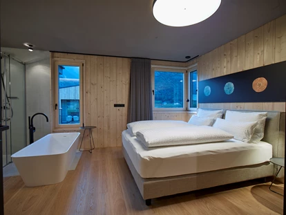 Hüttendorf - Pfunds - Zimmer mit Badewanne - Cirna Gentle Luxury Lodges