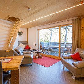 Chalet: Wohnzimmer mit Treppe zur Schlafhöhle im 1.Stock Dorf-Chalet
 - Dorf Chalet