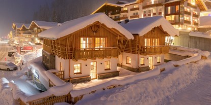 Hüttendorf - Chaletgröße: bis 2 Personen - Skigebiet Zauchensee-Flachauwinkl - Außenansicht unserer beiden Chalets im Winter - EDELWEISS CHALETS Zauchensee