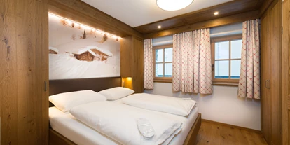 Hüttendorf - Weng (Goldegg) - Schlafzimmer im Chalet Edelweiß - EDELWEISS CHALETS Zauchensee