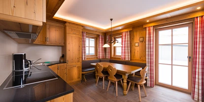 Hüttendorf - Weng (Goldegg) - Wohnküche im Chalet Edelweiß - EDELWEISS CHALETS Zauchensee