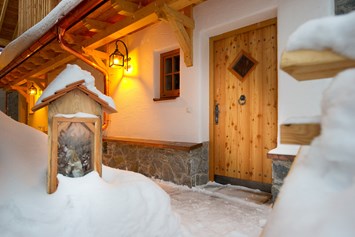 Chalet: Eingang Chalet im Winter - EDELWEISS CHALETS Zauchensee