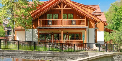 Hüttendorf - PLZ 38871 (Deutschland) - Blick vom Wehr mit Forellentreppe  - Chalets zum Ilsetal