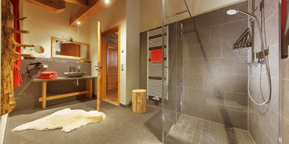 Hüttendorf - PLZ 38871 (Deutschland) - Alle Chalets haben großzügige Bäder mit bodengleicher Dusche aus Naturmaterialien. - Chalets zum Ilsetal