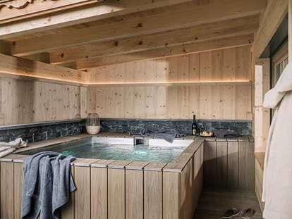 Hüttendorf - Chaletgröße: 8 - 10 Personen - Privater Whirlpool im Chalet. - Ferienhütten Tirol
